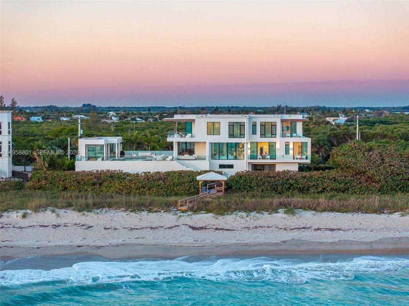 Condo located in Fort Pierce, FL showcasing its design and architecture (Image 41).