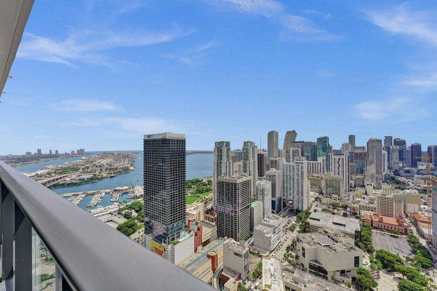 Condo located in Miami, FL showcasing its design and architecture (Image 5).