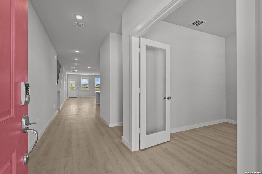 Spacious, unfurnished interior of a new home in Cinco Lakes, San Antonio (Image 18).