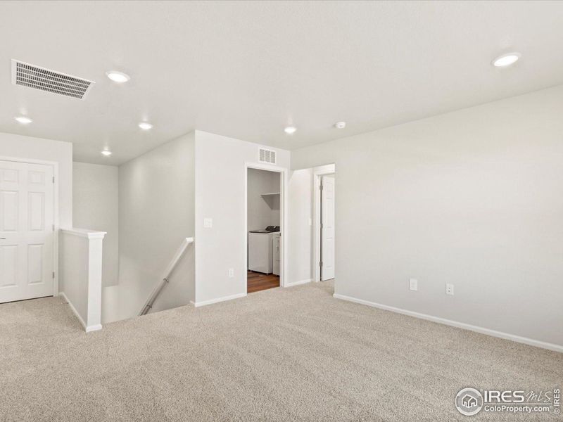 Large loft space upstairs with lots of lighting and options