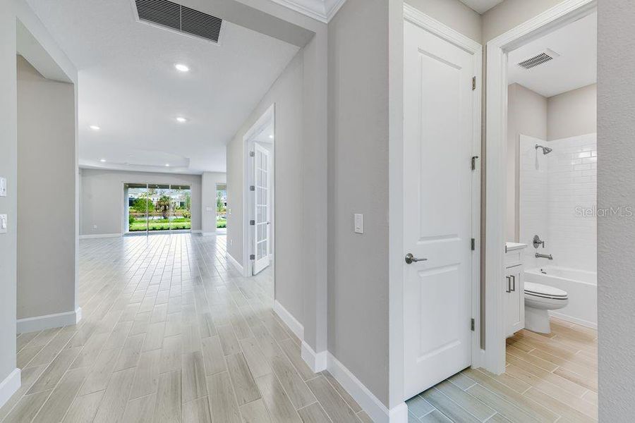 Spacious, unfurnished interior of a new home in Esplanade at Skye Ranch, Sarasota (Image 27).