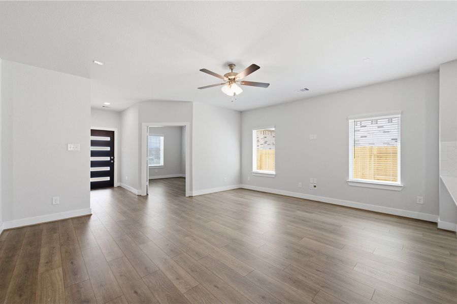 Spacious, unfurnished interior of a new home in Bay Creek, Baytown (Image 43).