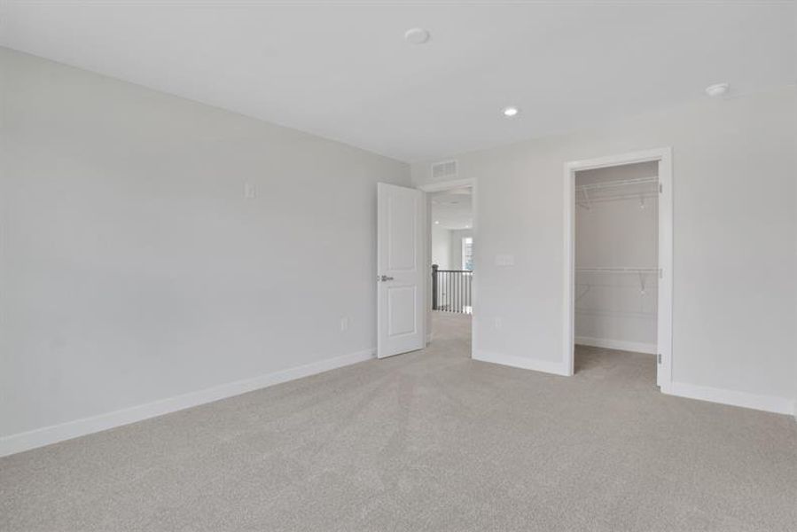Spacious, unfurnished interior of a new home in Edinburgh, Locust Grove (Image 48).