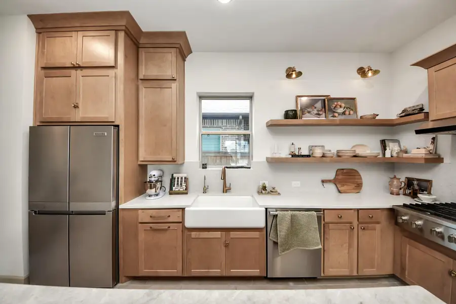 Farmhouse sink, open shelving.
