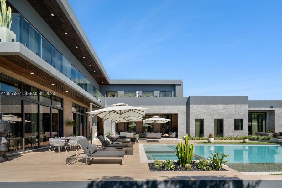 Condo located in Pinecrest, FL showcasing its design and architecture (Image 5).