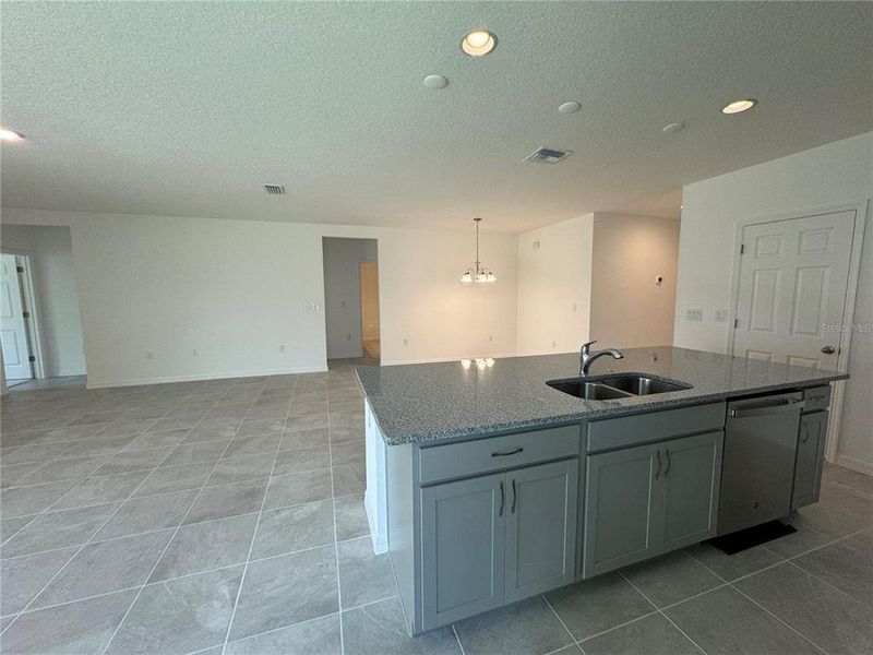 Kitchen Island / Dining Area