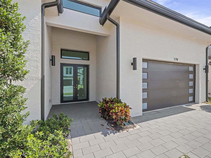 Exterior details and patio area of a home in , Hollywood (Image 40).
