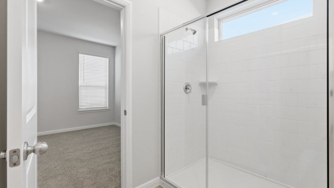 Spacious, unfurnished interior of a new home in Saratoga, Granbury (Image 16).