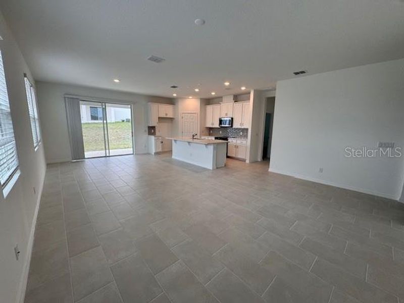 Spacious, unfurnished interior of a new home in Cypress Bluff, Groveland (Image 7).