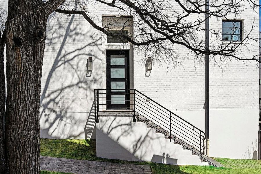 Exterior details and patio area of a home in Spyglass, Austin (Image 4).
