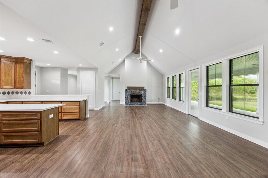 Spacious, unfurnished interior of a new home in , Fulshear (Image 13).