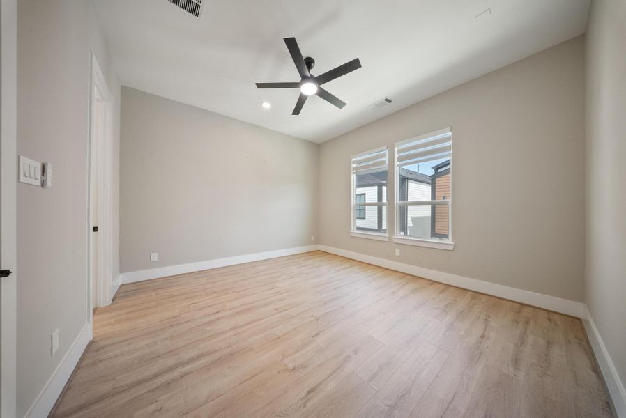 Spacious, unfurnished interior of a new home in Griggs Landing, Houston (Image 22).