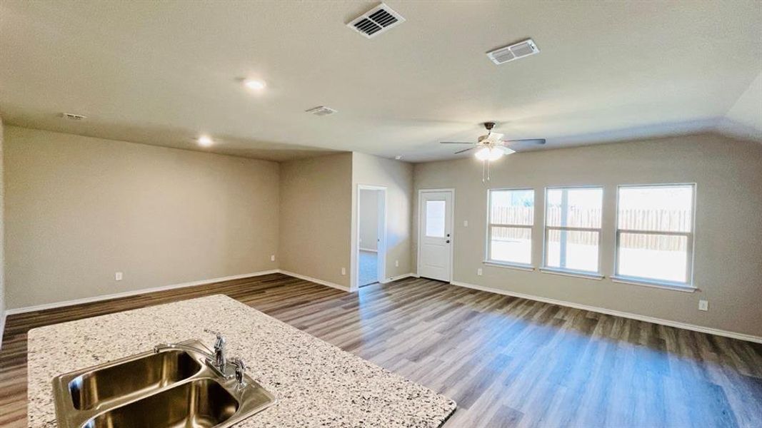 Spacious, unfurnished interior of a new home in Sunnycreek, Fort Worth (Image 11).