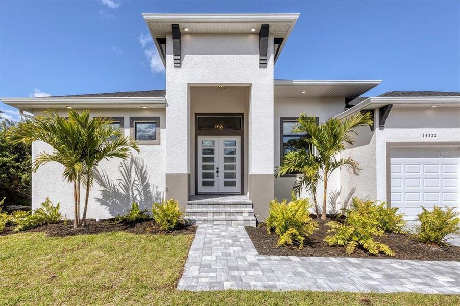 Exterior details and patio area of a home in , Port Charlotte (Image 4).
