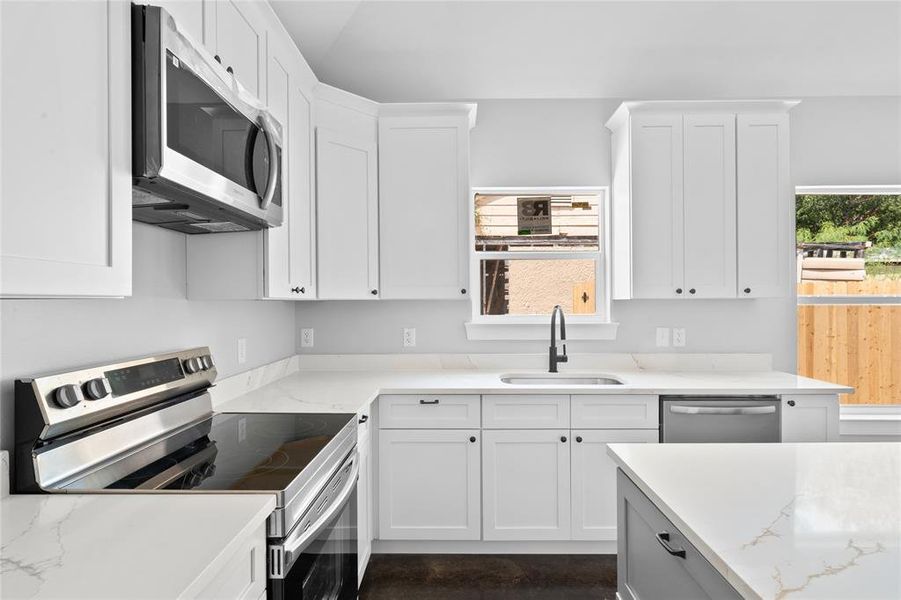 Furnished interior view inside a new home in , Gatesville (Image 13).