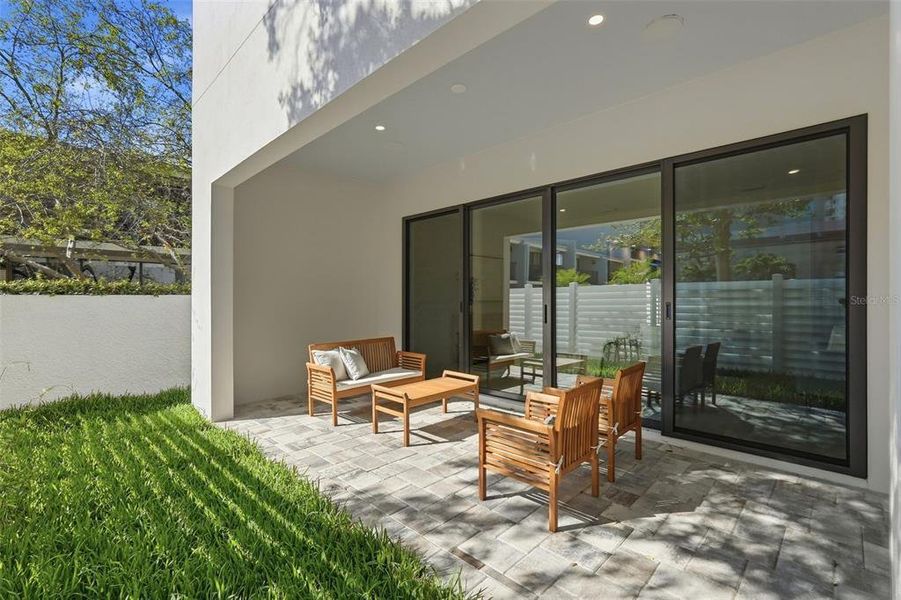 Exterior details and patio area of a home in , St. Petersburg (Image 31).