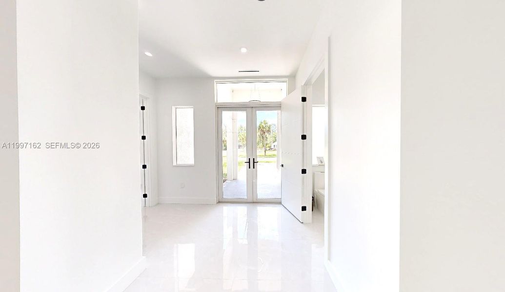 Spacious, unfurnished interior of a new home in , Naples (Image 23).