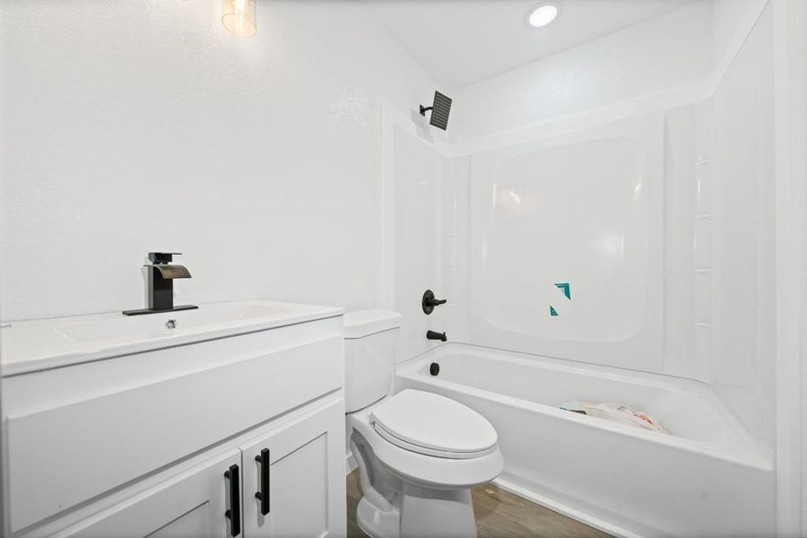 Furnished interior view inside a new home in , Itasca (Image 5).