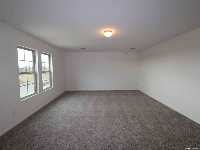 Spacious, unfurnished interior of a new home in Mesquite Ridge, San Antonio (Image 20).