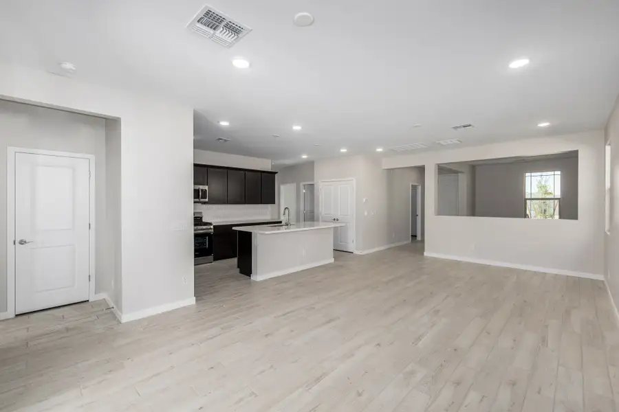 Spacious, unfurnished interior of a new home in Sunrise, Sun City West (Image 8).