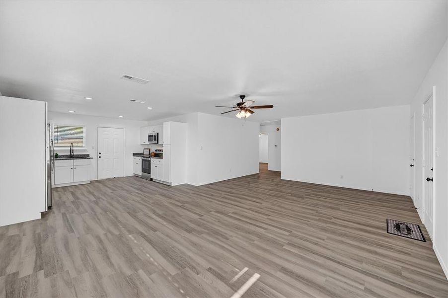 Spacious, unfurnished interior of a new home in , Kennedale (Image 16).