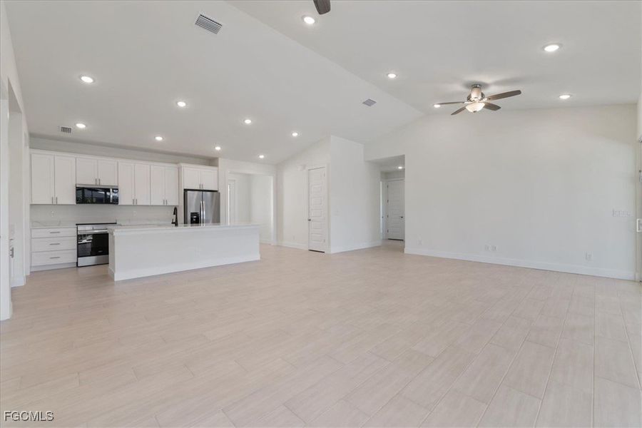 Spacious, unfurnished interior of a new home in Cape Coral, Cape Coral (Image 32).