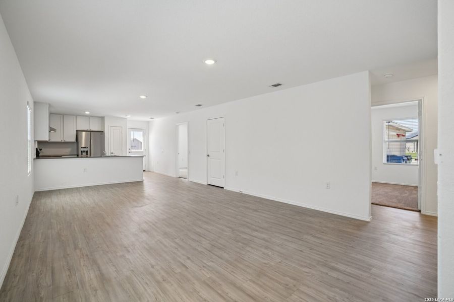 Spacious, unfurnished interior of a new home in Valle Sol, Von Ormy (Image 16).