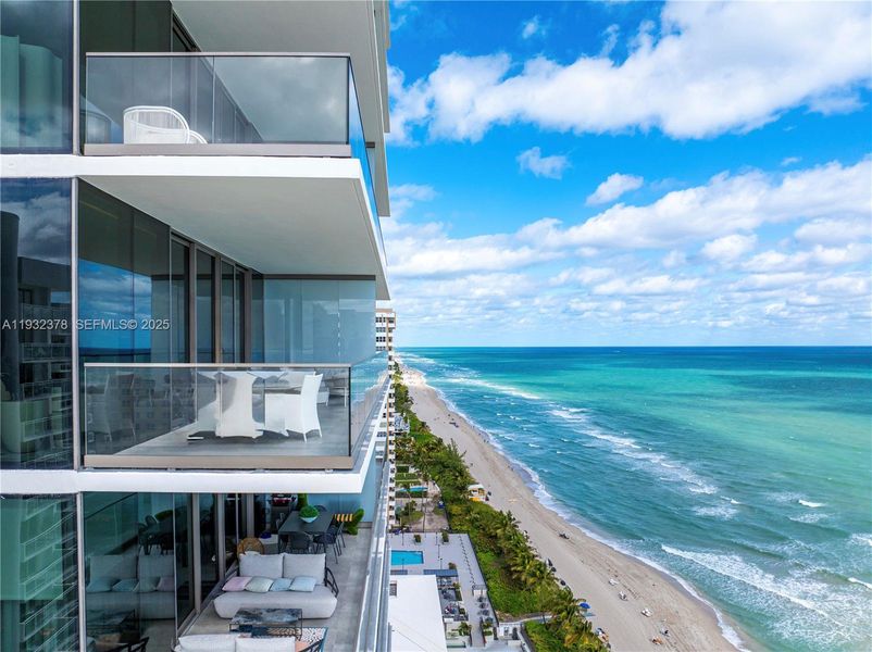 Condo located in Hallandale Beach, FL showcasing its design and architecture (Image 5).