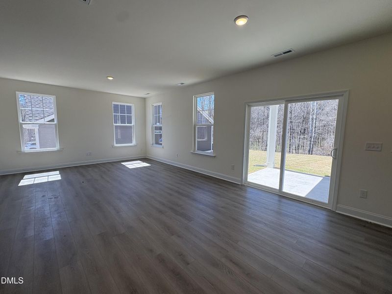 FamilyRoom/Breakfast