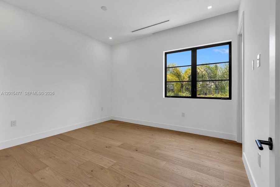 Spacious, unfurnished interior of a new home in , Coral Gables (Image 18).