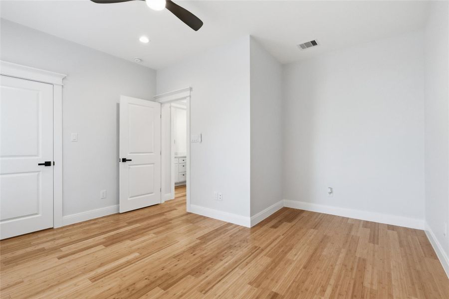 Spacious, unfurnished interior of a new home in , Galveston (Image 24).