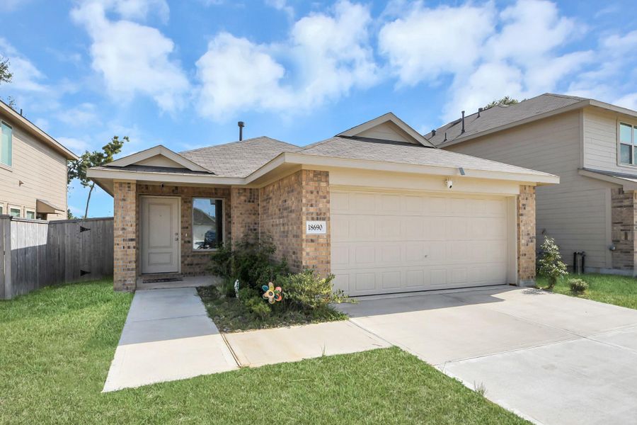 Front exterior of a new home in Tavola, New Caney, TX, highlighting curb appeal (Image 25). Front exterior of a new home in Tavola, New Caney, TX, highlighting curb appeal (Image 25).