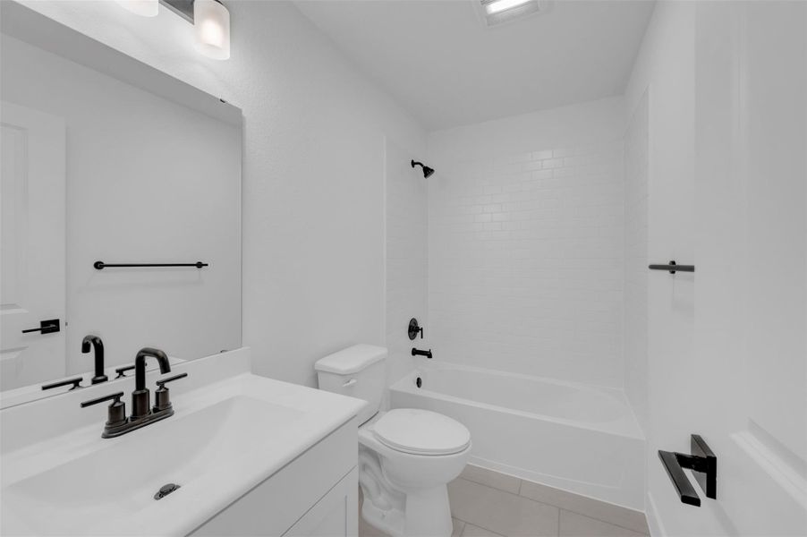 Hall bath 2 (*Photo not of actual home and used for illustration purposes only.)