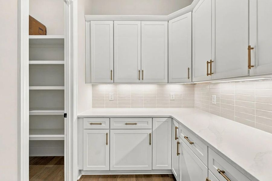 Ballentine B Working pantry