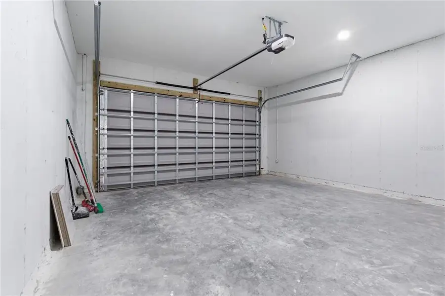 Spacious, unfurnished interior of a new home in , Lehigh Acres (Image 28).