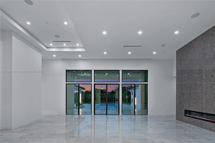 Spacious, unfurnished interior of a new home in , Plantation (Image 33).
