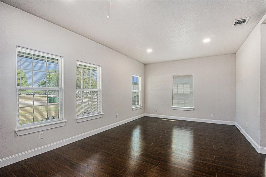 Spacious, unfurnished interior of a new home in , Rhome (Image 12).