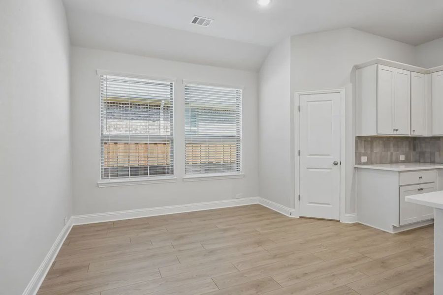 Spacious, unfurnished interior of a new home in Las Lomas, Forney (Image 15).