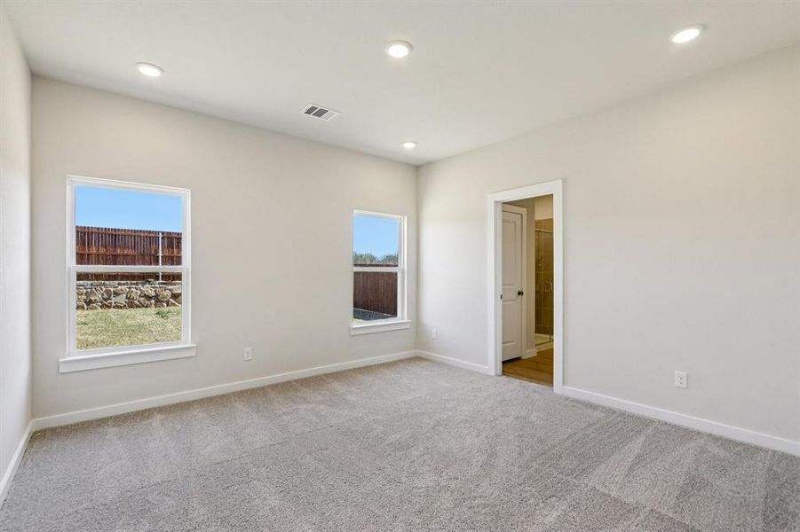 Spacious, unfurnished interior of a new home in Hickory Hill, Sherman (Image 27).