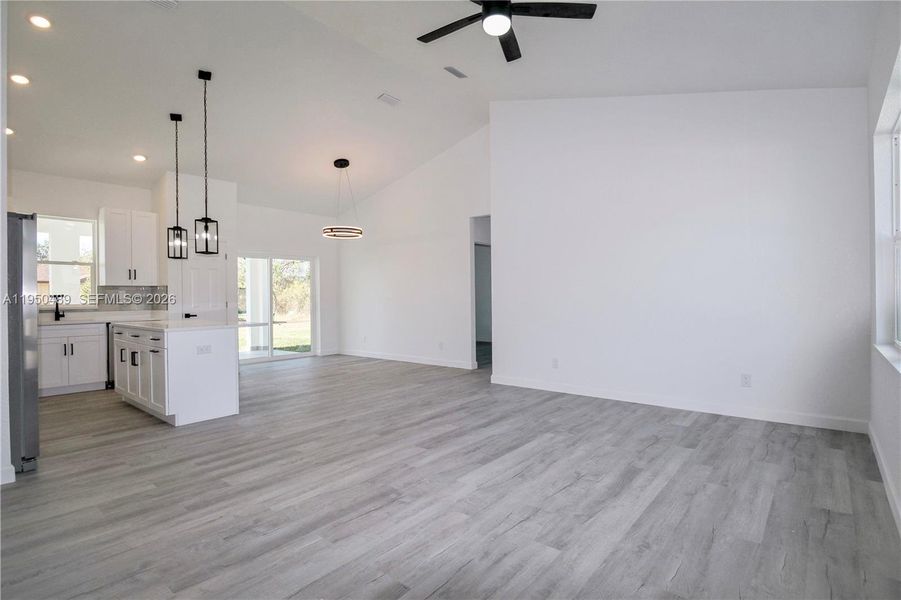 Spacious, unfurnished interior of a new home in , Sebring (Image 33).
