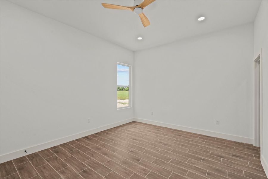 Spacious, unfurnished interior of a new home in , Alvin (Image 29).