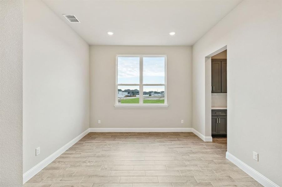 Spacious, unfurnished interior of a new home in Venetian, Weston (Image 19).