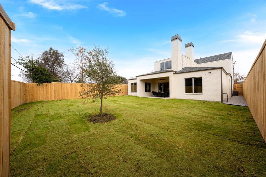Exterior details and patio area of a home in , Dallas (Image 3).