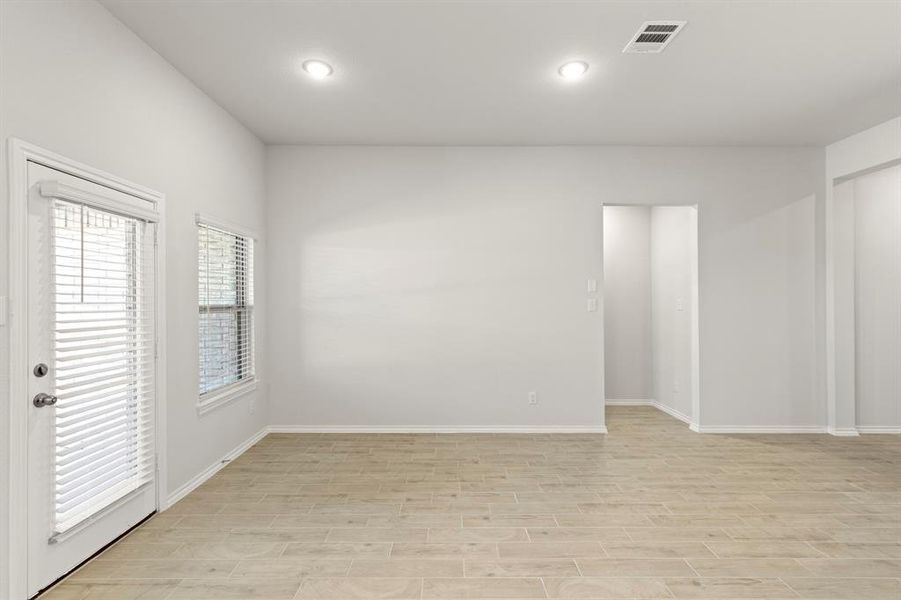 13. 116 Coyote - Dining (2) 13. 116 Coyote - Dining (2)