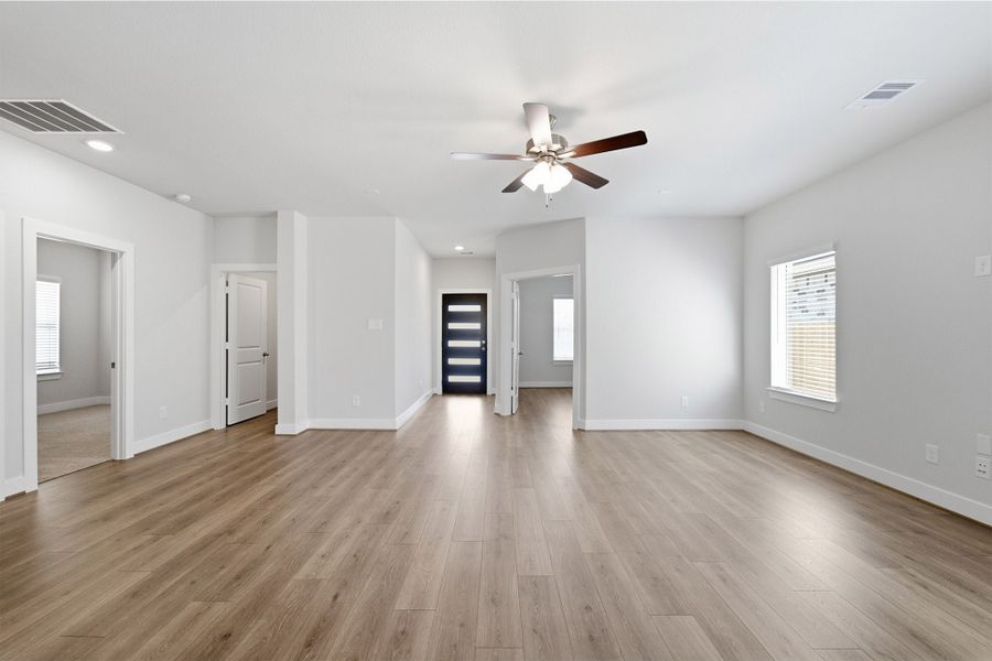 Spacious, unfurnished interior of a new home in Bay Creek, Baytown (Image 45).