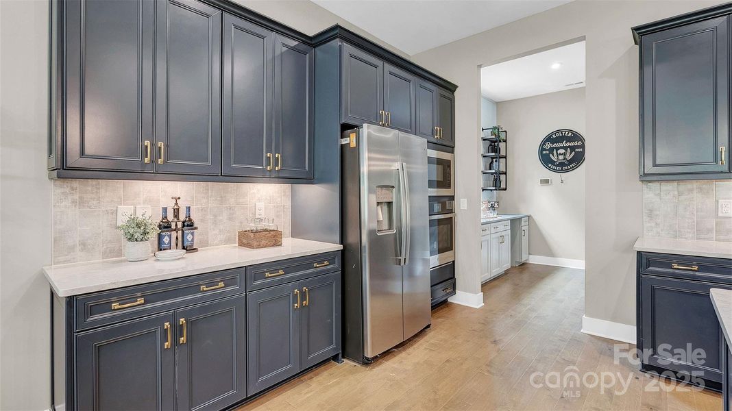 Model photo used for reference