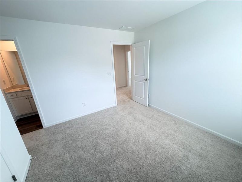 Spacious, unfurnished interior of a new home in Apalachee Hills, Bethlehem (Image 20).