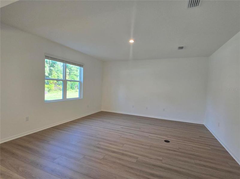 Spacious, unfurnished interior of a new home in Beresford Woods, Deland (Image 5).