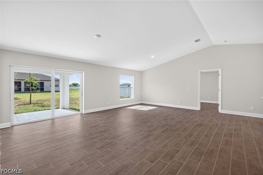 Spacious, unfurnished interior of a new home in Cape Coral, Cape Coral (Image 10).