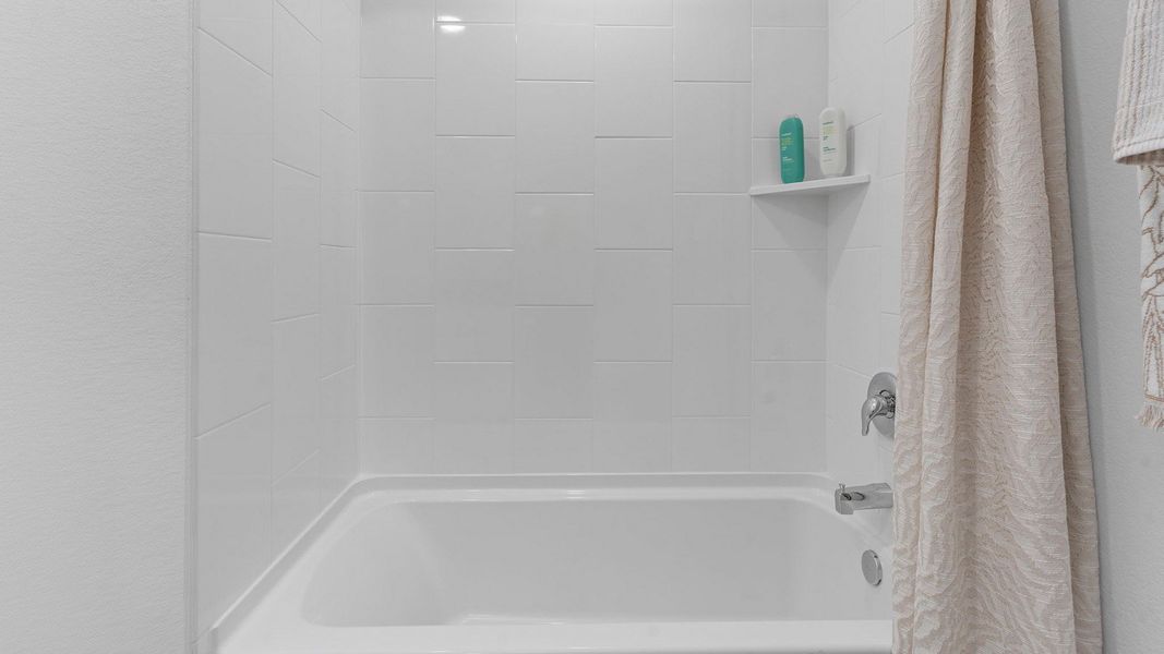 Representative interior finishes for a home built from the Harris by D.R. Horton in Watermark, Alvin (Image 18).